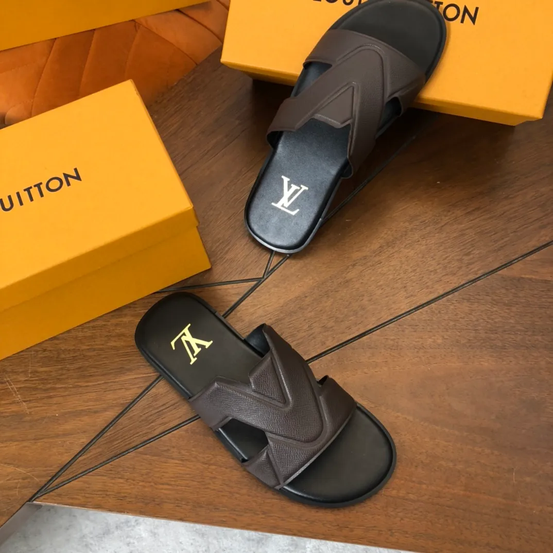 Factory price: 270💰LV counters are selling new brand luxury men's slippers, casual, loose and comfortable. The must-have model in the picture above [Happy][Happy], multiple colors available Size: 38-44, customized 45